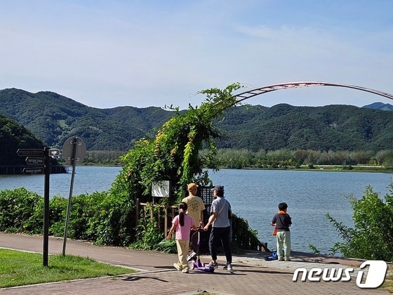 24일 강원 춘천 의암호 산책로에서 가족들이 가을 경취를 만끽하며 길을 걷고 있다. 2023.9.24 한귀섭 기자.