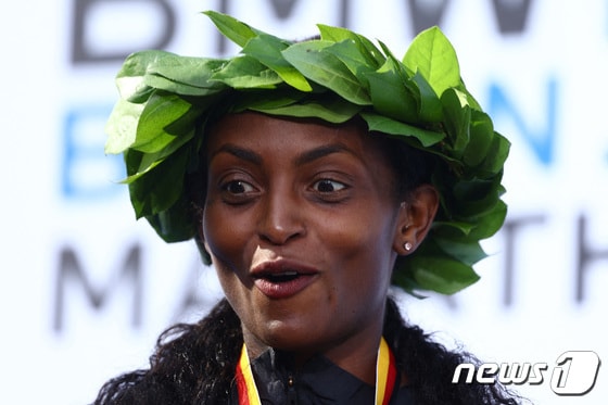 여자 마라톤 신기록을 경신한 티그스트 아세파 선수. © 로이터=뉴스1 © News1 박형기 기자