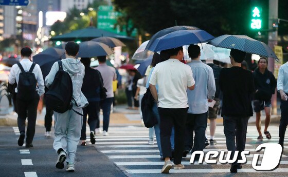 서울에 비가 내리고 있는 25일 오후 서울 종로구 종각역사거리에서 우산을 쓴 시민과 우산을 미쳐 준비 못한 시민들이 발걸음을 재촉하고 있다. 기상청은 오늘 저녁부터 모레 오후 사이 전국 대부분 지역 가끔 비가 내리겠다고 밝혔다. 2023.9.25/뉴스1 © News1 박세연 기자