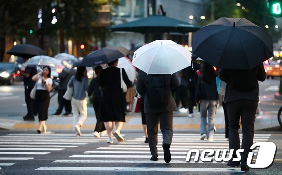 서울에 비가 내리고 있는 25일 오후 서울 종로구 종각역사거리에서 우산을 쓴 퇴근길 시민들이 발걸음을 재촉하고 있다. 2023.9.25/뉴스1 © News1 박세연 기자