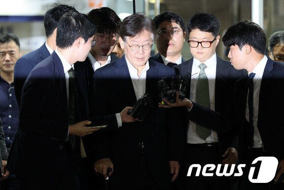 이재명 더불어민주당 대표가 26일 서울 서초구 중앙지방법원에서 백현동 개발 특혜 및 쌍방울 대북송금 의혹 관련 영장실질심사에 출석해 조사를 마친 후 법정을 나서고 있다. 2023.9.26/뉴스1 © News1 김성진 기자