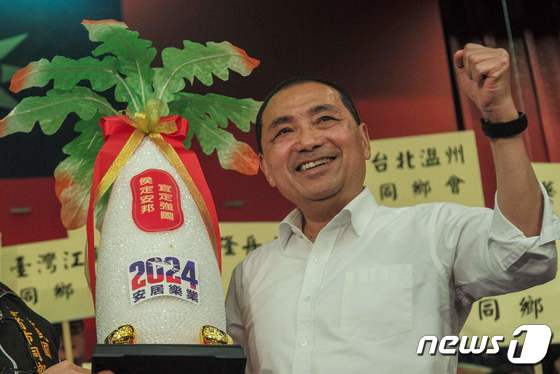 [사진] 허우유이 臺 총통 후보, '순무 트로피' 들고 