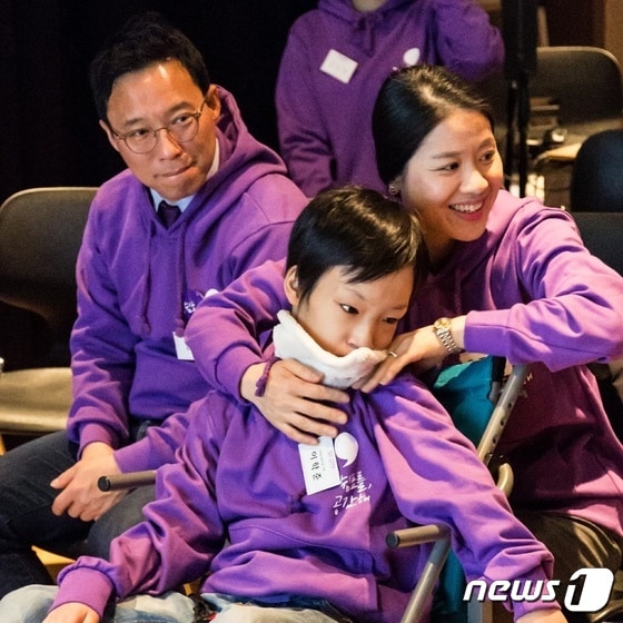 이학준 군이 엄마, 아빠와 찍은 가족 사진. (이소현씨 제공)