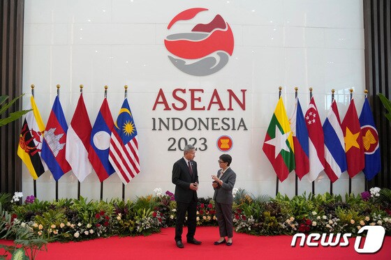 인도네시아 자카르타에서 열리는 아세안 정상회의에 앞서 각국 외무장관들이 만나고 있다.© 로이터=뉴스1