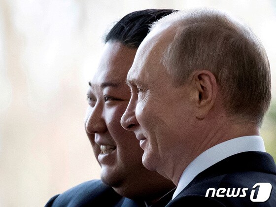 블라디미르 푸틴 러시아 대통령과 김정은 북한 국무위원장이 지난 2019년 4월 25일 블라디보스토크에서 회담 중 포즈를 취하고 있다. 2019.04.25 © 로이터=뉴스1 © News1 우동명 기자