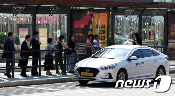 서울서부역 택시 승강장에서 시민들이 택시를 타기 위해 줄을 서고 있는 모습. 2023.9.6/뉴스1 © News1 구윤성 기자