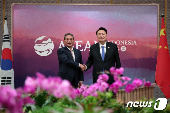 윤석열 대통령(오른쪽)과 리창 중국 총리. (대통령실 제공) 2023.9.7/뉴스1 © News1 오대일 기자