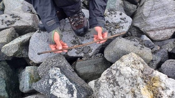  노르웨이 산의 얼음이 녹으면서 발견된 4000년 전 것으로 추정되는 화살대(노르웨이 얼음의비밀국 SNS 갈무리)