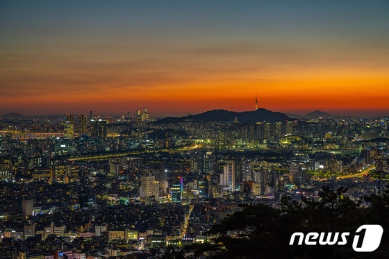 아차산해맞이전망대에서 바라본 붉은노을과 야경(서울관광재단 제공)