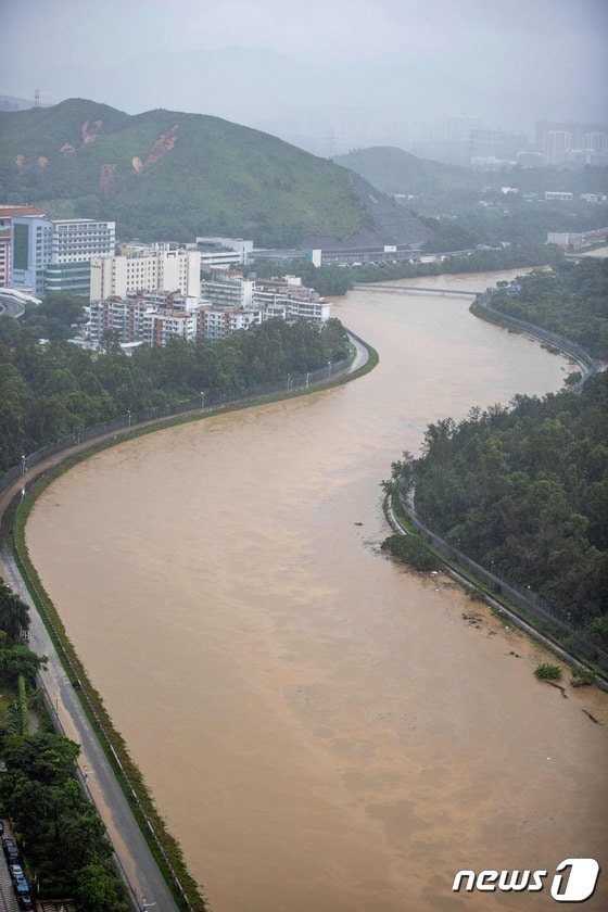 지난 2023년 태풍 하이쿠이의 영향으로 기상 관측이 시작된 1952년 이래 최대 폭우가 쏟아진 중국 광둥성 선전의 강이 범람 위기를 맞고 있다. 2023.9.8 © AFP=뉴스1 © News1 우동명 기자