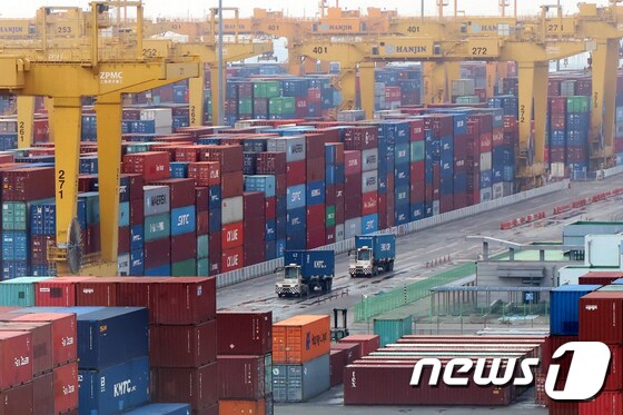 인천 연수구 인천신항에서 컨테이너 상·하역 작업이 이뤄지고 있다. 2024.1.1/뉴스1 © News1 민경석 기자