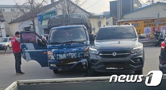 교통사고가 난 차량들이 세워져있다. (독자제공)/기사 내용과 무관. © News1 이수민 기자