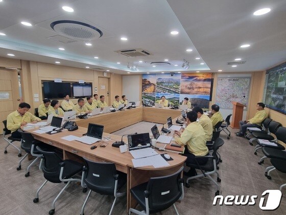 경남 김해시는 행정안전부 주관 2023년 자연재해 안전도 진단에서 ‘A등급’을 받았다. 사진은 자연재난  회의 진행 모습 . (김해시 제공)