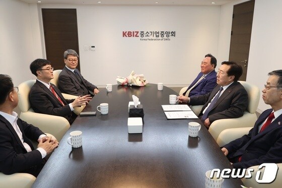 임기근 조달청장(왼쪽 두번째)과 김기문 회장(왼쪽 다섯번째))과 중소기업 지원방안에 대해 논의하고 있다. 