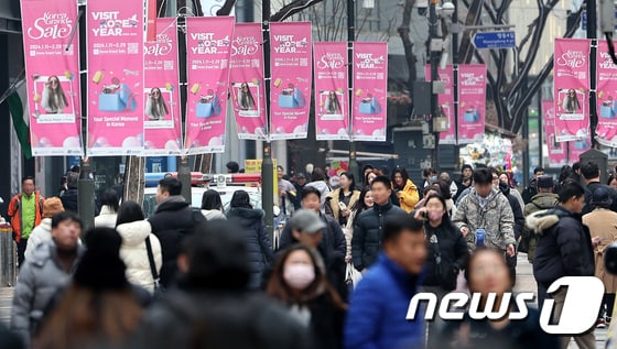 2024 코리아그랜드세일이 시작된 11일 오후 서울 중구 명동 거리가 관광객들로 북적이고 있다.  2024.1.11/뉴스1 © News1 박지혜 기자