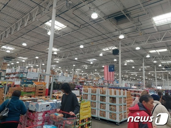미국 버지니아주의 한 대형마트에서 고객들이 쇼핑을 하고 있다. © News1 김현 특파원