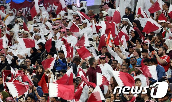 12일(현지시간) 카타르 루사일 스타디움에서 열린 2023 아시아축구연맹(AFC) 카타르 아시안컵 개막전 카타르와 레바논의 경기에서 축구팬들이 국기를 흔들고 있다. 2024.1.13/뉴스1 © News1 김성진 기자