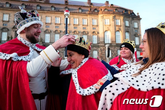 덴마크 코펜하겐에서 14일(현지시간) 마르그레테 덴마크 왕비의 퇴임과 새로운 국왕의 즉위를 기념하며 왕족 의복을 입은 시민들이 거리로 나왔다. 2024.01.14 © 로이터=뉴스1 © News1 정지윤 기자