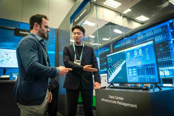 SK브로드밴드 관계자가 12일(현지시간) CES 2024 전시관에서 AI로 데이터센터의 인프라를 관리하는 방안에 대해 관람객에게 설명하고 있다. (SK브로드밴드 제공)