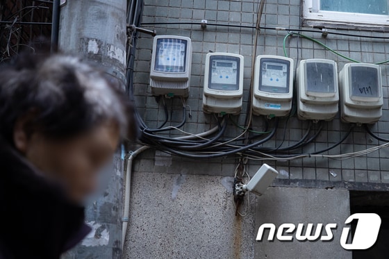 서울시내 한 쪽방촌에 설치된 전력량계 앞으로 시민이 지나고 있다. © News1 유승관 기자