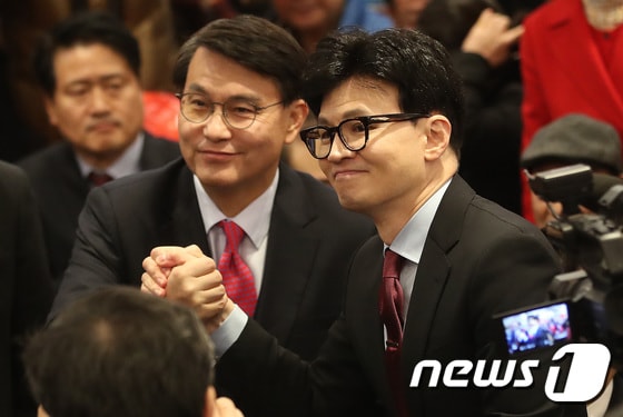 윤상현 의원(왼쪽)과 한동훈 국민의힘 비상대책위원장.2024.1.16/뉴스1 © News1 임세영 기자