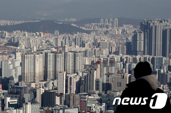부동산 시장 침체가 이어지고 있는 16일 서울 남산에서 바라본 아파트 단지 모습. /뉴스1 © News1 이광호 기자