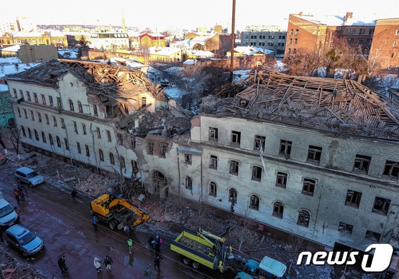 17일 (현지시간) 우크라이나 하르키우에서 러시아 군의 미사일 포격을 받아 폐허가 된 주거 건물이 보이고 있다. 2024.1.18 © 로이터=뉴스1 © News1 우동명 기자
