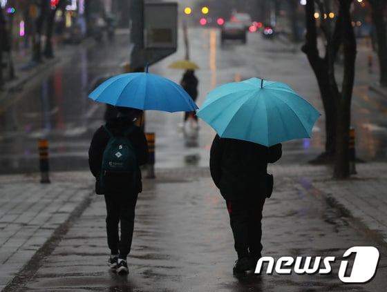 경남 김해시 대청동 한 거리에서 우산을 쓴 학생들이 발걸음을 옮기고 있다. /뉴스1 © News1 윤일지 기자