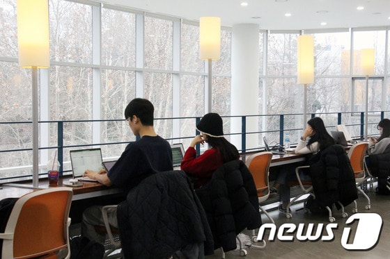 2021년 개관한 1200석 규모의 광주 전남대학교 디지털도서관에서 학생들이 학업에 열중하고 있다. 2024.1.20/뉴스1 © News1 박지현 수습기자