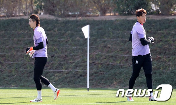 축구대표팀의 조현우와 송범근 골키퍼. /뉴스1 © News1 김성진 기자