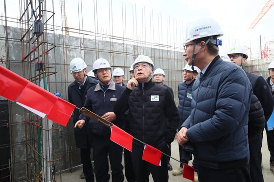 이한준 LH 사장이 지난 19일, 화성향남2 A22BL 아파트 건설현장을 방문해 건설혁신 이행현황을 점검하고 있다.(LH 제공)