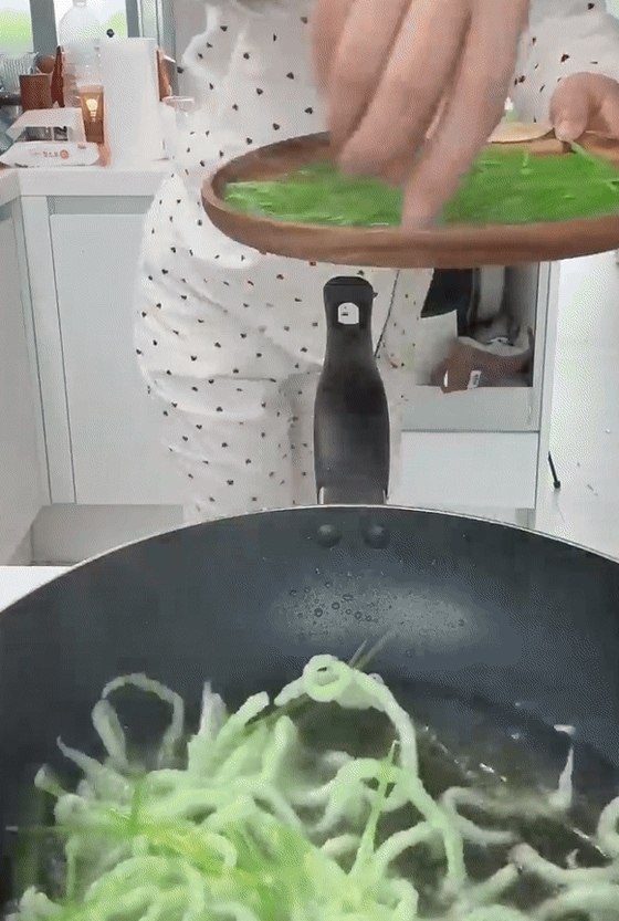 녹말 이쑤시개를 기름에 튀겨 튀김처럼 먹는 '녹말 이쑤시개 튀김'이 유행이다. 유튜브 채널 내하루 영상 갈무리