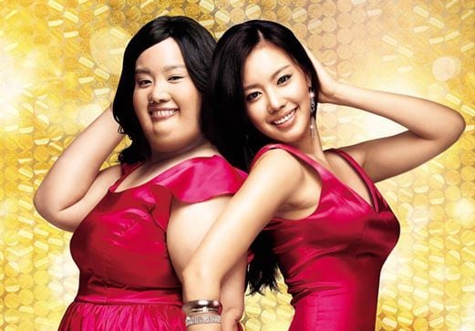 성형수술로 인생이 바뀐 한 여성을 다룬 2006년 한국 영화 '미녀는 괴로워 ' 포스터 일부 