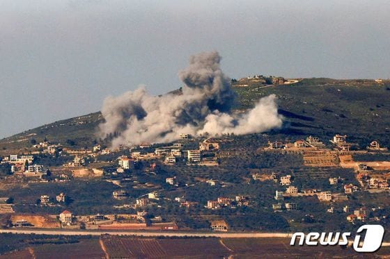 18일(현지시간) 레바논 남부, 이스라엘과 접경한 오다이세 마을이 이스라엘군의 포격을 받아 포연에 휩싸였다. 2024.01.18 (사진은 기사 내용과 무관함) © AFP=뉴스1 © News1 권진영 기자