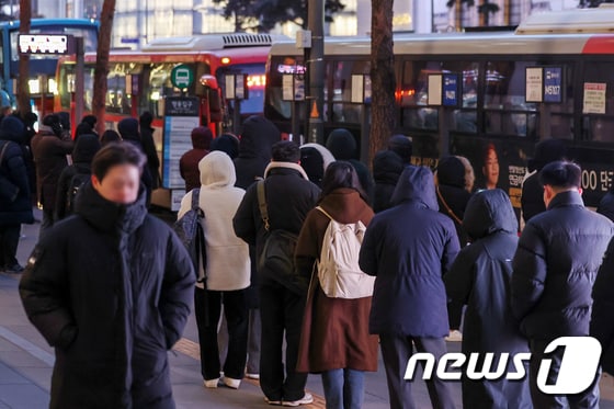 전국에 한파가 몰아닥친 23일 저녁 서울 중구 지하철 2호선 을지로입구역 인근 버스정류장에서 퇴근길 시민들이 길게 줄을 서 버스를 기다리고 있다. 2024.1.23/뉴스1 © News1 민경석 기자