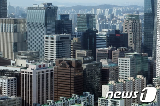 서울 영등포구 여의도 63빌딩에서 바라본 여의도 증권가. /뉴스1 © News1 김진환 기자