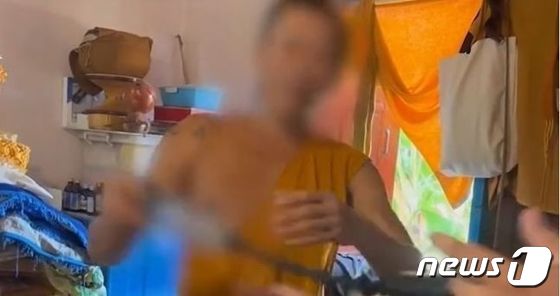  태국의 타위 스님이 자신의 숙소에서 발견된 음경확대 펌프에 대해 변명하고 있다. (아마린 TV 캡처) © 뉴스1