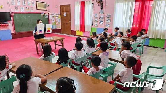 우송대 유아교육과 학생이 필리핀 지역 아동센터에서 한복접기 수업을 진행하고 있다. (우송대 제공)/뉴스1