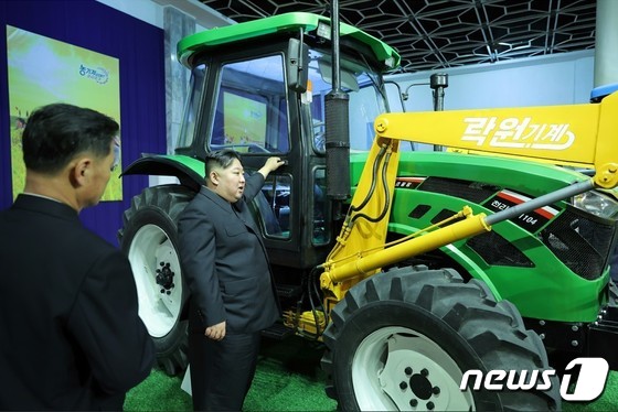 북한 김정은 노동당 총비서가 2일 농기계전시회 '농기계공업발전-2023'을 돌아봤다고 당 기관지 노동신문이 3일 보도했다. 김 총비서는 