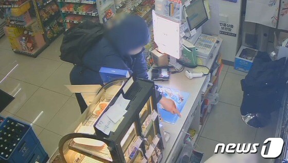 다른 사람의 신용카드를 주워 멋대로 사용한 40대 남성이 검찰에 넘겨졌다. 사진은 범행 장면이 담긴 CCTV 화면 캡처(대전경찰청 제공)/뉴스1 