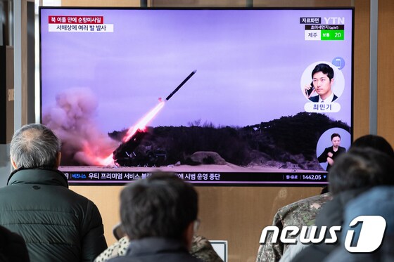 서울역에서 시민들이 북한의 순항미사일 발사 도발 관련 뉴스를 지켜보고 있다. 2024.1.30/뉴스1 © News1 유승관 기자