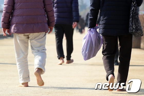  시민들이 산책로를 따라 맨발로 걷고 있다. 2024.1.30/뉴스1 © News1 공정식 기자