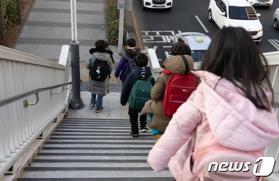 서울 시내의 한 초등학교에서 어린이들이 등교를 하고 있다. ⓒNews1 이재명 기자