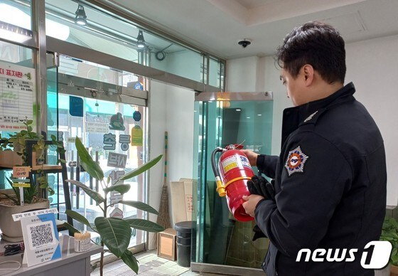 계룡시 상점가 화재 합동점검반이 한 음식점에서 비치된 소화기를 점검하고 있다. (계룡시 제공) /뉴스1