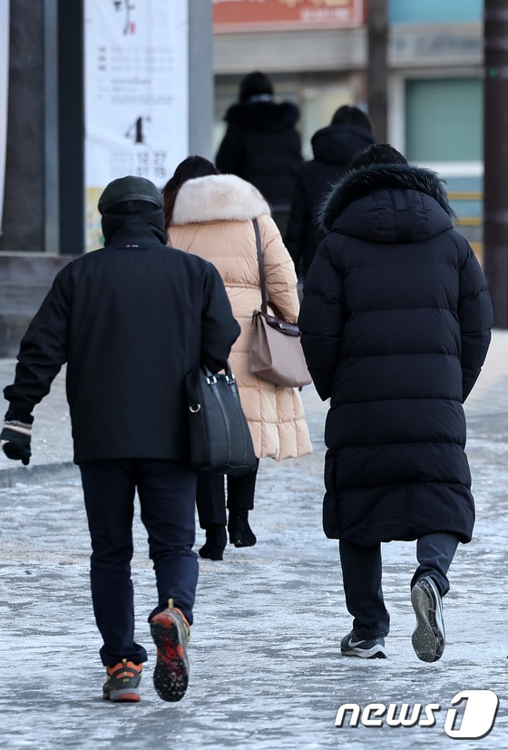 서울 안국역 인근에서 시민들이 빙판길을 조심히 걸어 출근하고 있다. 2024.1.8/뉴스1 © News1 박지혜 기자