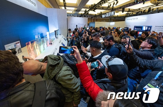 세계 최대 가전·IT(정보기술) 전시회 'CES 2024' 개막을 이틀 앞둔 7일(현지시간) 미국 라스베이거스 시저스 팰리스호텔에서 열린 '삼성 퍼스트 룩 2024(Samsung First Look 2024)' 행사를 찾은 취재진들이 투명 마이크로 LED를 살펴보고 있다. 2023.1.8/뉴스1 © News1 이재명 기자
