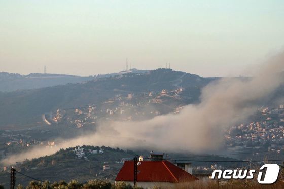 가자지구에서 이스라엘과 팔레스타인 무장 정파 하마스 간 교전이 계속되며 중동 지역 긴장감이 고조된 가운데 9일(현지시간) 이스라엘과의 접경지역인 레바논 남부 크파르 킬라 마을에 대한 이스라엘의 공습으로 연기가 치솟고 있다. 24.01.09 © AFP=뉴스1 © News1 김예슬 기자