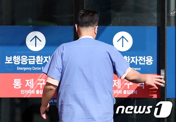 12일 서울의 한 대형 종합병원에서 의료진이 응급실로 향하고 있다. 2024.2.12/뉴스1 © News1 박정호 기자