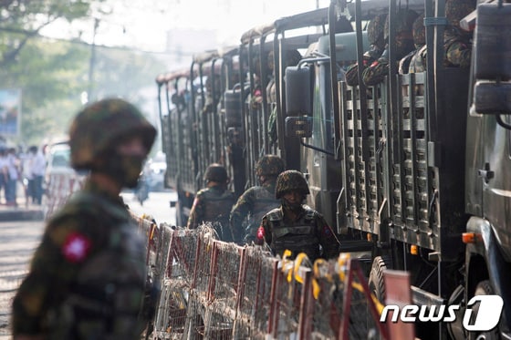 미얀마 양곤 지역에서 군부에 저항하는 시위대가 거리로 나오자 군인들이 경계를 하고 있다. 2021.02.15 © 로이터=뉴스1 © News1 정지윤 기자