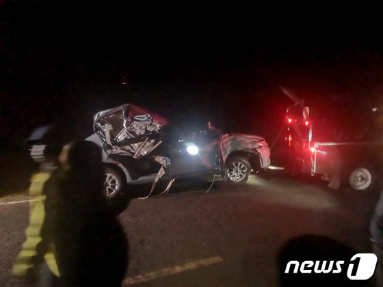 견인되고 있는 사고 차량. © 로이터=뉴스1 © News1 박형기 기자